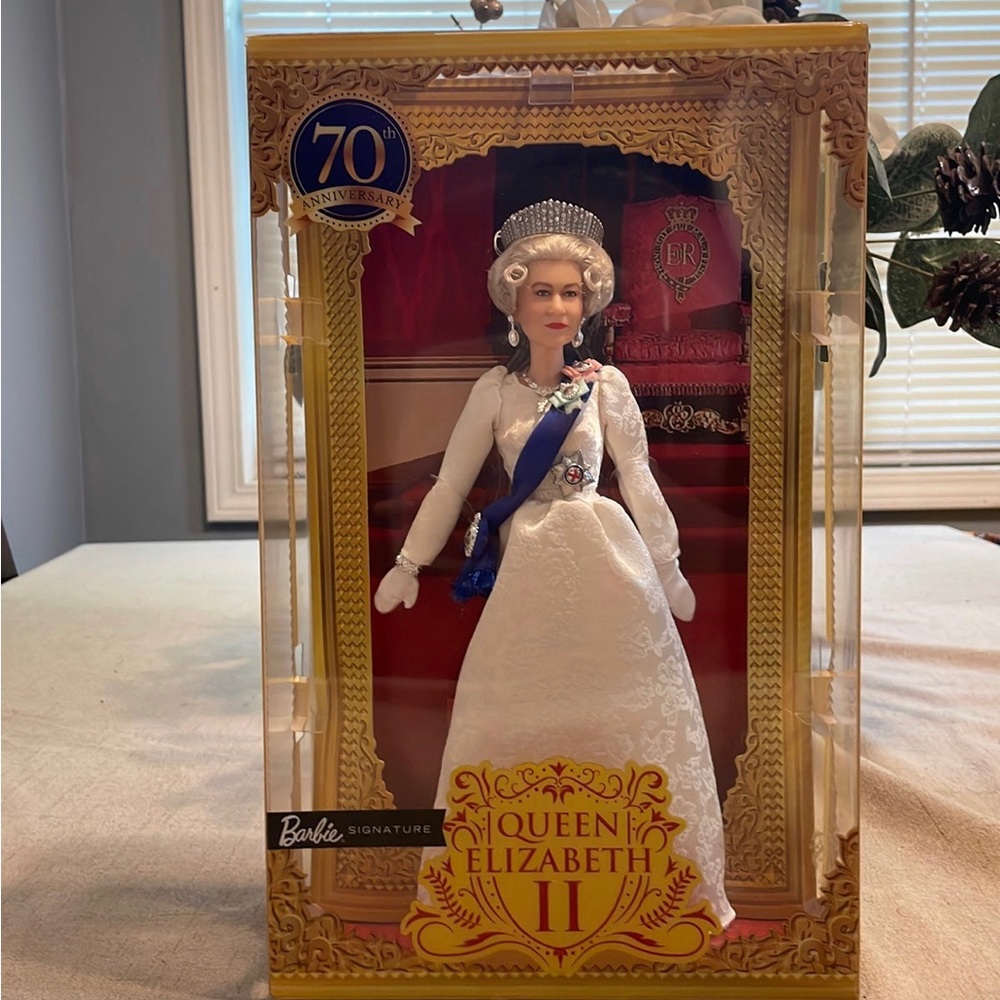 70th Anniversary Queen Elizabeth II tribute Barbie. Only 20,000 made WORLDWIDE